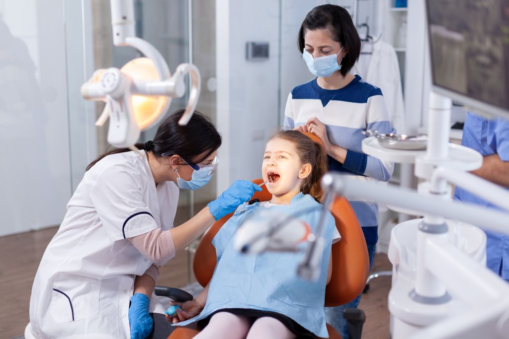 a parents guide to childrens first dental visit